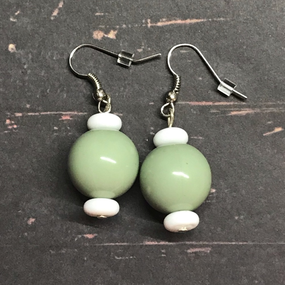 Green dangle earrings round sphere bead handmade - Picture 3 of 4